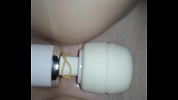 SAFIRA GOZANDO NO VIBRADOR