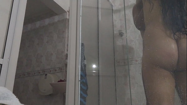 hermosa latina tetona y culona coge con su amante en elbaño