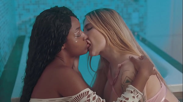 Nego Catra Convida A Bandida Do Privacy Para Uma Suruba Seus Amigos Vicky E Allan thumbnail