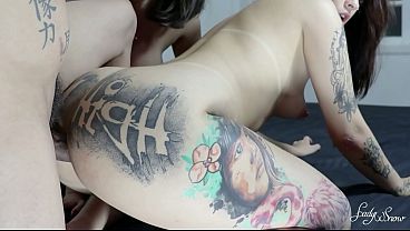 Fodendo o cuzinho dessa gostosa branquinha e rabuda, ela adora ser nosso recheio 