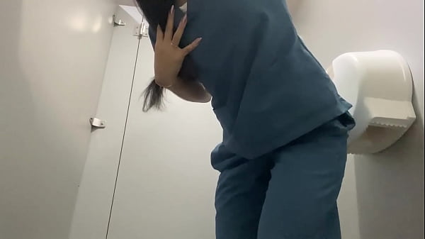 Play MP4 - La perversa  enfermera se masturba en el ba&ntilde;o viniendose a chorros