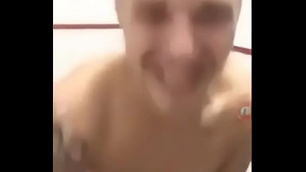 MC Gui tomando banho 