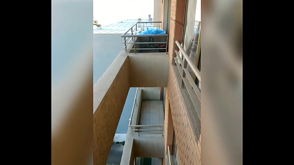 Masturbandome en el balc&oacute_n donde todos me pueden ver