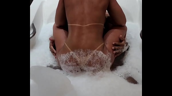 Esposinha Putinha Sentando Na Rola Do Comedor Dentro Da Hidromassagem E O Marido Filmando Do Lado De Fora E Batendo Punheta thumbnail