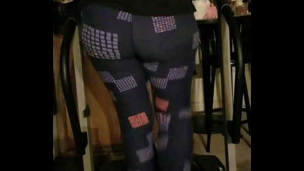 Una ruca culona haciendo ejercisio