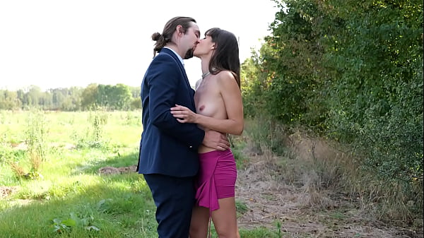 Lety Howl Gets Her Ass Fucked In A Field In The Middle Of Nature By Her Taxi Driver. thumbnail