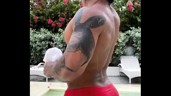 Homem desfilando de sunga 