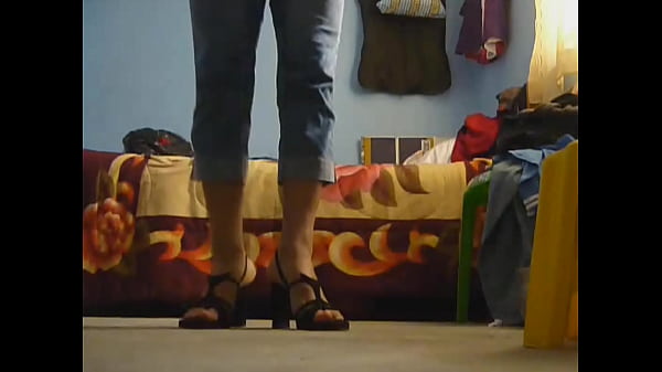 probando tacones de mi hermana como me queda 