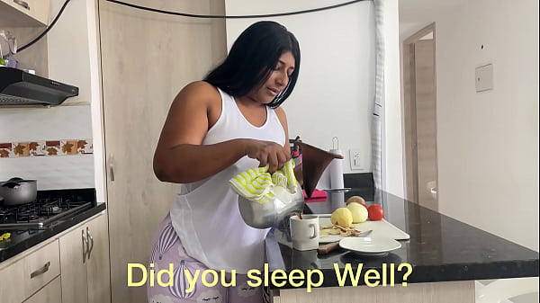 Play MP4 - Madrastra intenta hacer el desayuno y termina comi&eacute;ndose la polla de su hijastro