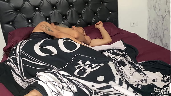 Nonton &iexcl;sorprendo A Mi Hermanastro En Su Habitaci&oacute;n! &iexcl;me Llena De Leche! thumbnail