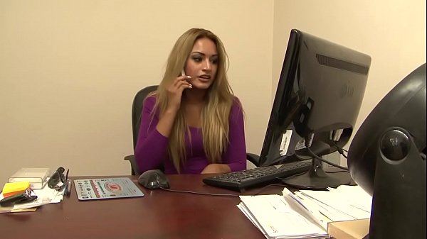 Tre signore giocano insieme nel magazzino 