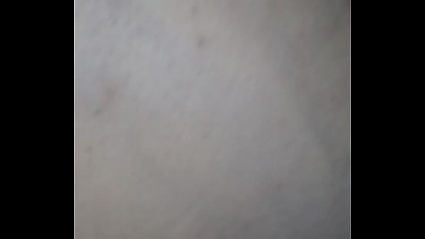 Y le limpio el culo con una  toallita 