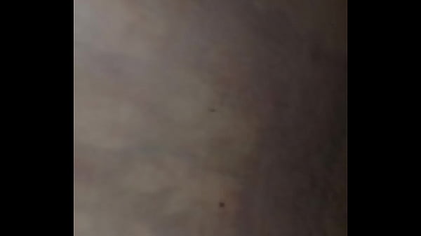 Y le limpio el culo con una toallita 