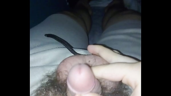 Soy un hico de 19 a&ntilde_os haci&eacute_ndose una paja, que rico mami.