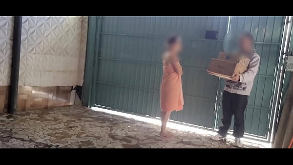 Play MP4 - casada safada deixa toalha cair para seduzir entregador&excl;