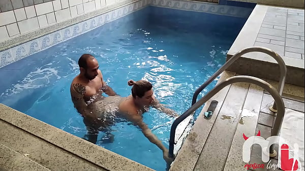 Casada safada gr&aacute;vida fodendo com seu personal enquanto o coreno manso filma tudo, muita porra na safada 