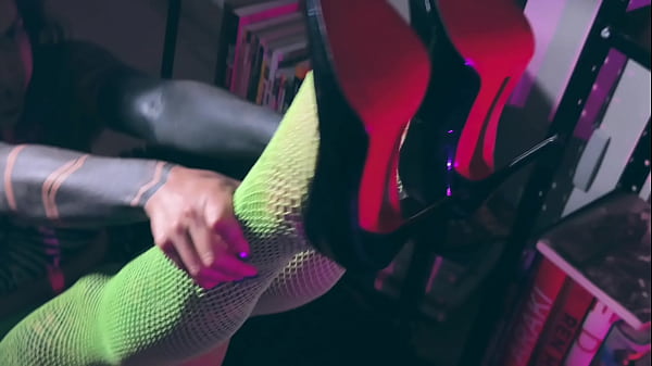 Nonton I Know You Can Resist These Feet thumbnail