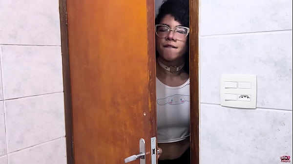 PEGUEI MINHA CUNHADA TOMANDO BANHO, METI A ROLA NELA COM MEU NAMORADO ASSISTINDO 