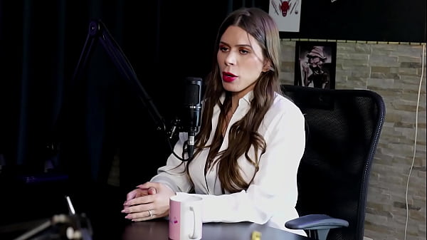 Morena mostra sua linda buceta e recebe uma massagem ap&oacute;s dizer que recebeu dicas de outros criadores, tirou a roupa na yoga, e se acha mercen&aacute;ria - Pati Ferraz (WATCH ON: SHEER/RED) 