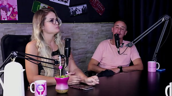 Morena mostra sua linda buceta e recebe uma massagem ap&oacute;s dizer que recebeu dicas de outros criadores, tirou a roupa na yoga, e se acha mercen&aacute;ria - Pati Ferraz (WATCH ON: SHEER/RED) 