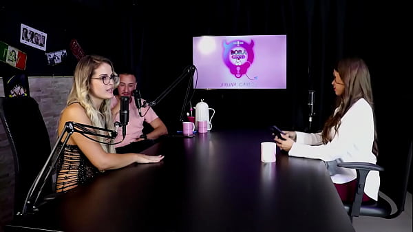 Morena mostra sua linda buceta e recebe uma massagem ap&oacute;s dizer que recebeu dicas de outros criadores tirou a roupa na yoga e se acha mercen&aacute;ria pati ferraz watch sheer red 