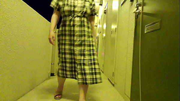 Nonton マンションの廊下でイヤらしくオナニーする人妻 thumbnail