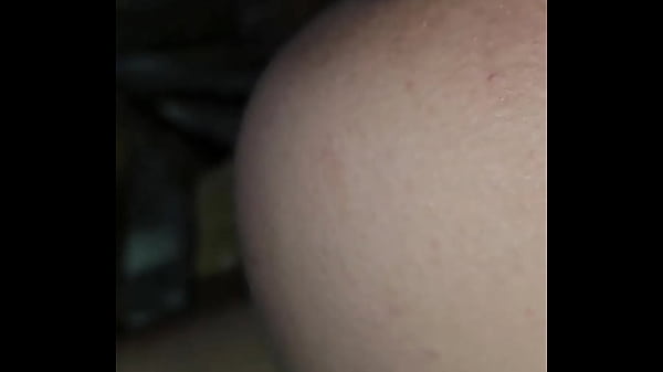 Mi marido me encuentra masturbandome con mi dildo y se pone celeloso 