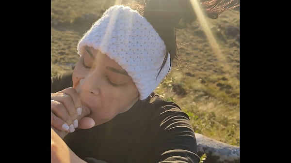 Tomando caf&eacute; e ganhando uma mamada deliciosa 