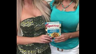 Nonton Busty Blonde Milfs Vicky Vette And Brooke Paige About To Cook Some Cookies! thumbnail