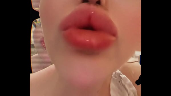 I can not close my mouth from hardly deep yawning 