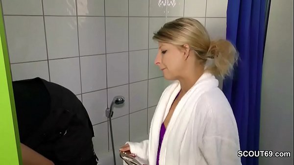 Junge schlanke Tochter fickt den Handwerker wenn Eltern weg 