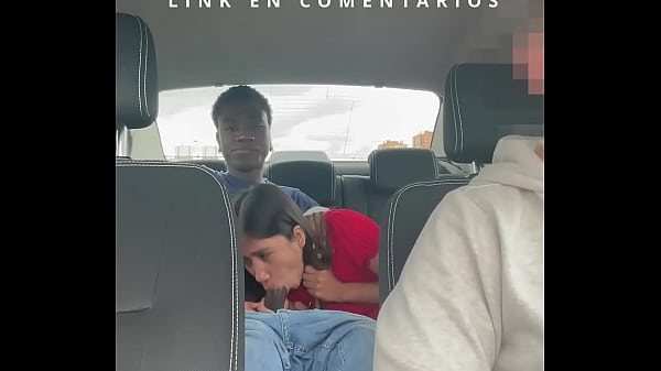 Camara oculta graba a una pareja de jovenes follando en_un taxi