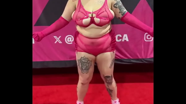 If any folks are still in town from exxxotica i&rsquo;d love to collab hmu 