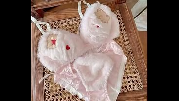 Nonton Cute Bra thumbnail