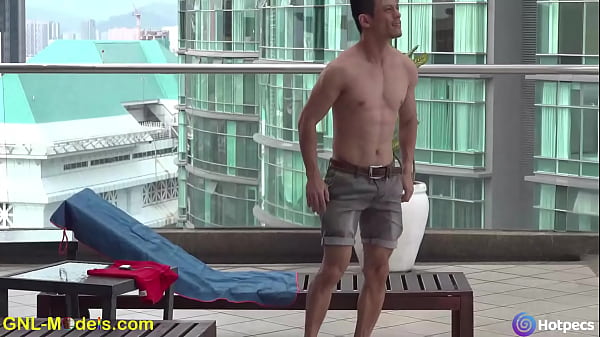 Muscle amateur guys gets pecs worship and nipple play 