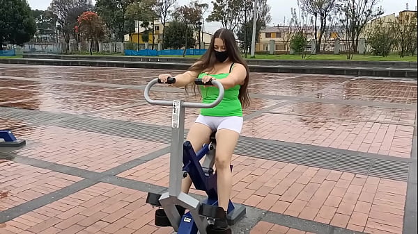 Esposa Puta Hindi Se Exhibe En El Parque y Muestra Su Vagina En Short Hindi Slut Wife Flashes In The Park And Shows Her Vagina In Shorts PARTE 2 FULL ON XRED 