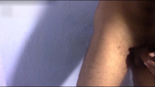 Novinho batendo punheta na casa da madrinha 