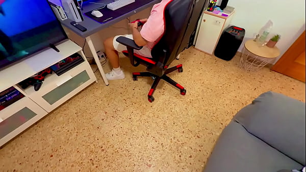 Nonton Stepmother Can't Resist And Gives Her Stepson The Best Blowjob Of His Life thumbnail