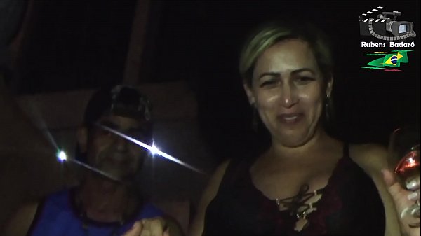 Loira rabuda faz sexo na rua com estranhos. 