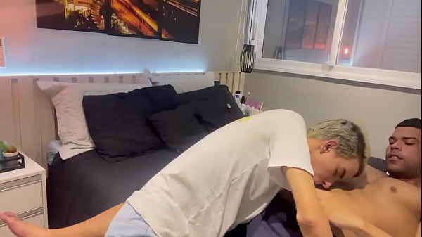 Pagando boquete pro h&eacute;tero safado 