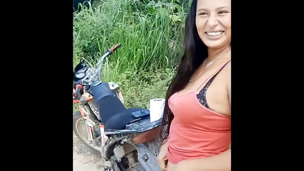 Play MP4 - Cu&ntilde;ada en el monte se deja grabar haciendo piss&comma; y termina entregandome su culo aprieto