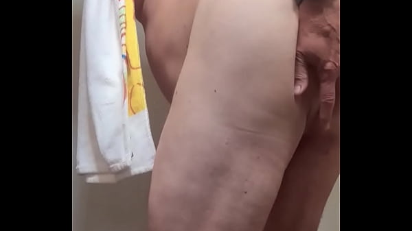 Schwanz verw&ouml;hnen und abspritzen 