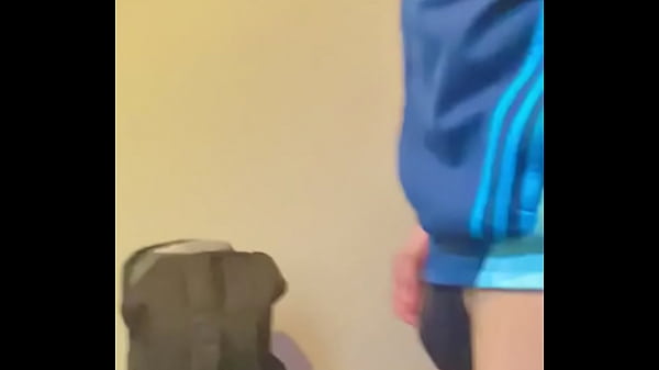 Vecino hetero le lleva fume a Bruno Jox para ponerlo muy hot 