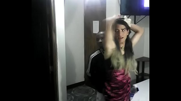 Play MP4 - travesti roxana victoria espera a su negro en un hotel y este le dice que se arrodille y lo mame