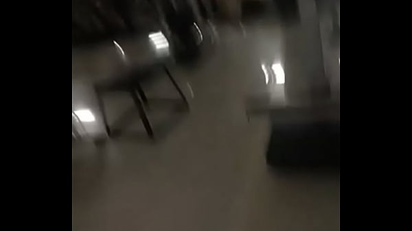 Anh trai l&eacute_n thủ d&acirc_m trong ph&ograve_ng gym