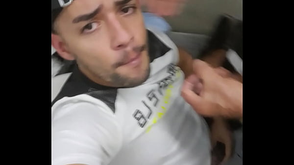 Oral Gostoso Faxineiro Do Banheiro Gord&atilde;o, Foi T&atilde;o Carinhoso Comigo Que Fiquei De Joelhos At&eacute; Ele Gozar thumbnail