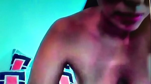 Colombiana chupa su dildo se masturba y hace squirt 