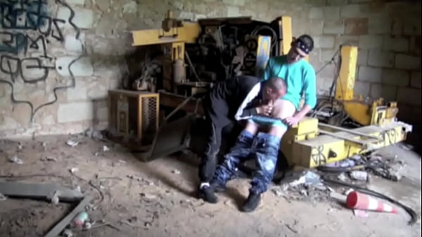 Jeune Minet Decrasse Les Skets De Son Pote En Plan Exterieur thumbnail