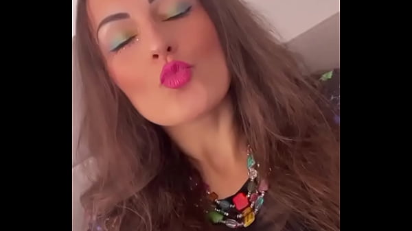 Nonton Quand Je Sais Pas Quelles Couleurs Choisir Bah Je Les Mets Toutes Gros Bisous thumbnail