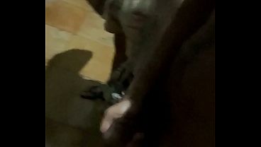 No Banheiro Da Barraca De Praia Outros Machos - 01 thumbnail